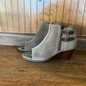 Vionic Aloft Chryssa Gray Perforated Leather Open Toe Heeled Booties Size 8